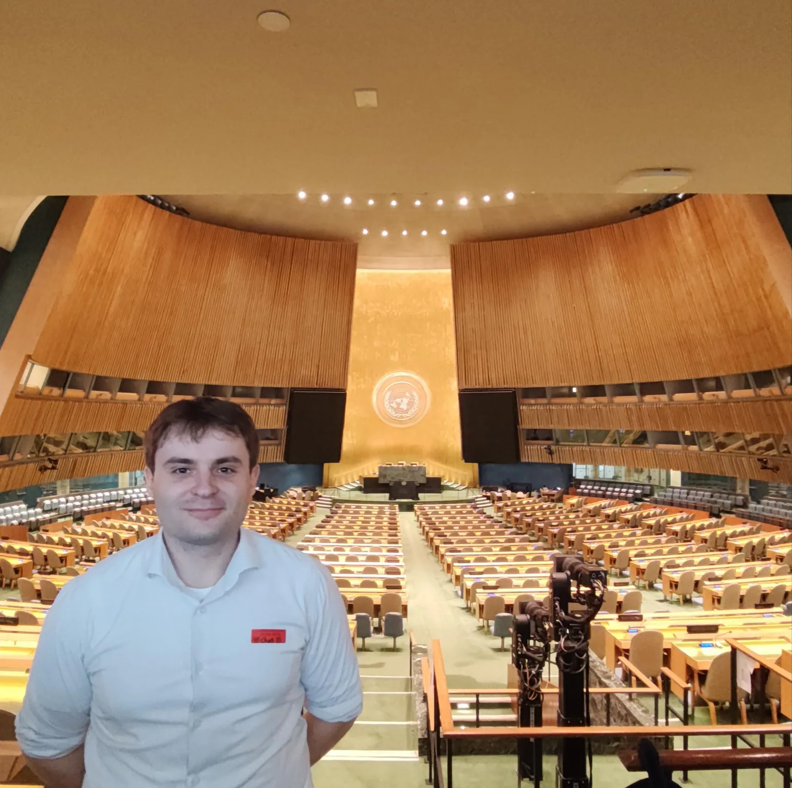 Etienne Brussieux dans la salle de l'Assemblée générale des Nations Unies